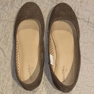 Universal Thread flats